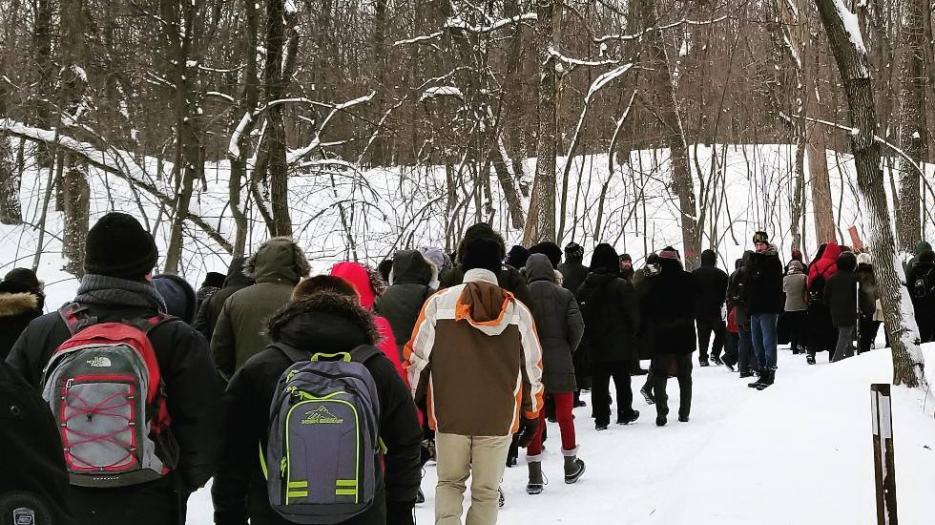 C'est plus d'une centaine de personnes qui ont bravé le froid pour venir commémorer cet événement historique de notre ville!  (Photo : Jean-Nicolas Desjeunes)