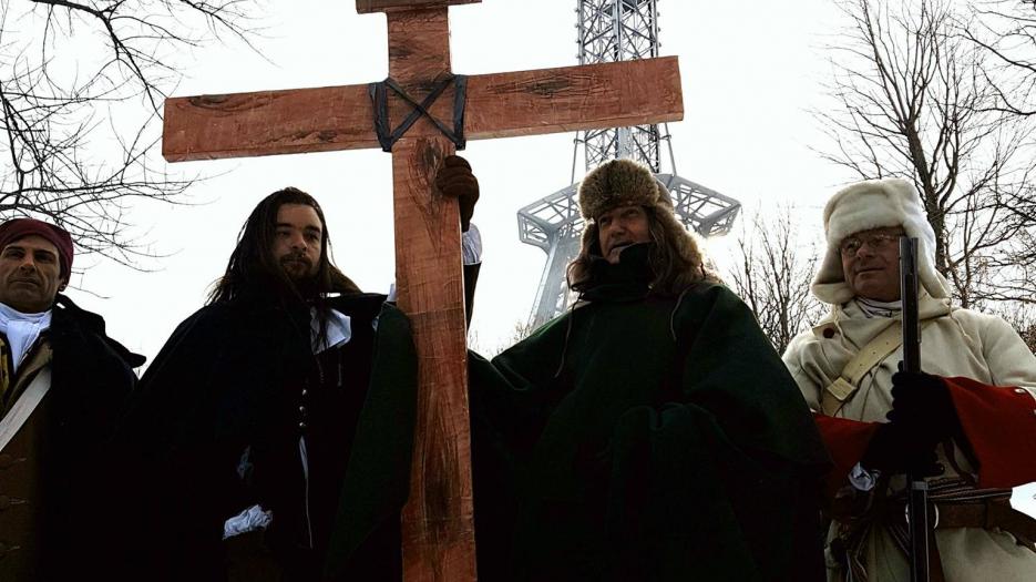 375 years to the date, we walk to Mount Royal summit with our cross just like Maisonneuve! (Photo: Jean-Nicolas Desjeunes)
