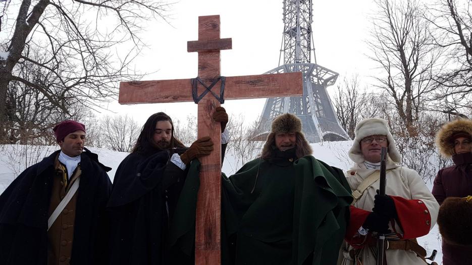 375 years to the date, we walk to Mount Royal summit with our cross just like Maisonneuve! (Photo: Jean-Nicolas Desjeunes)