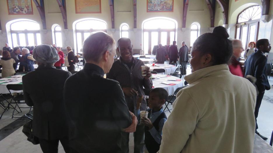 Memorable exchanges between Archdiocese employees and the parish community! (Photo: Jean-Nicolas Desjeunes)