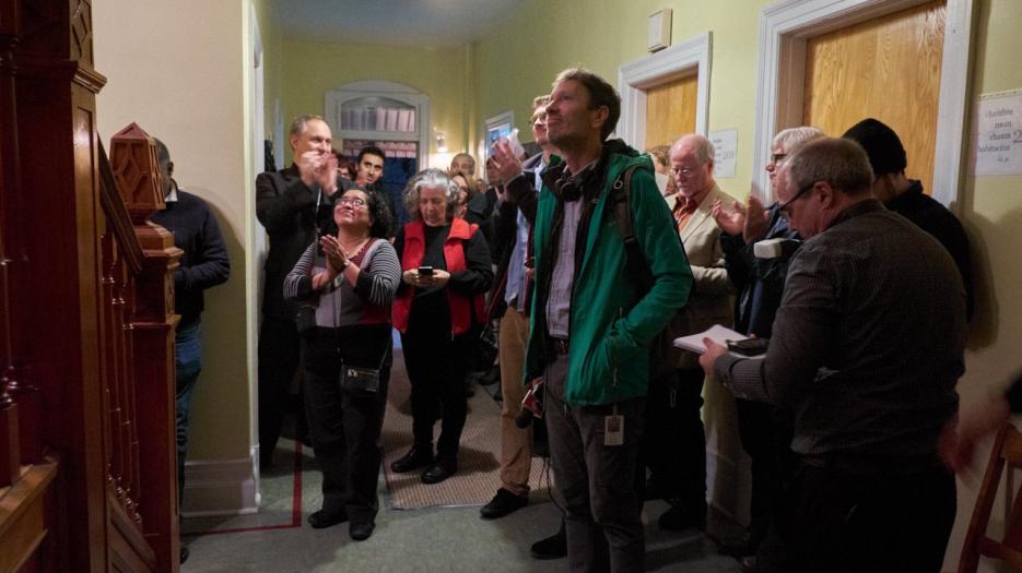 The evening guests, with reporters interested by the project. (Photo: Richard Maltais)