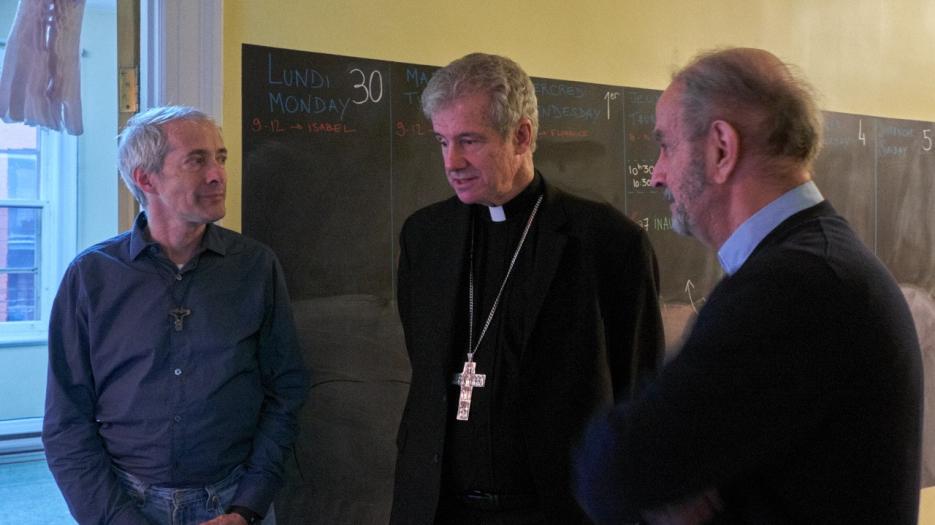 Mgr André Tiphane came out to help, to his right, Archbishop Christian Lépine and Mgr Pierre Blanchard. (Photo: Richard Maltais)