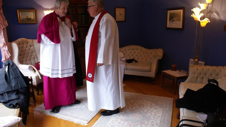 Fraternal moments between two Bishops before the ceremony. (Photo: Brigitte Bédard)