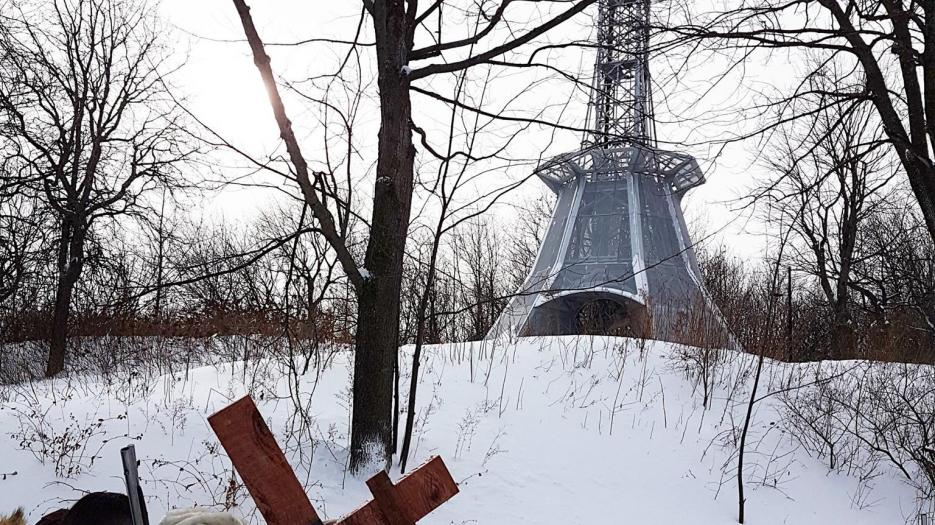 On arrive à la croix, point culminant de notre pèlerinage!  (Photo : Jean-Nicolas Desjeunes)