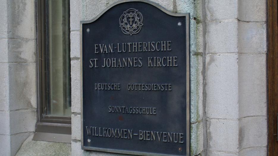 We speak English, German and French! (Photo: Brigitte Bédard)