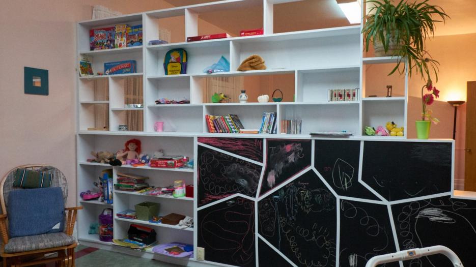Un coin salon / détente pour les résidents et leurs enfants. (Photo : Richard Maltais)
