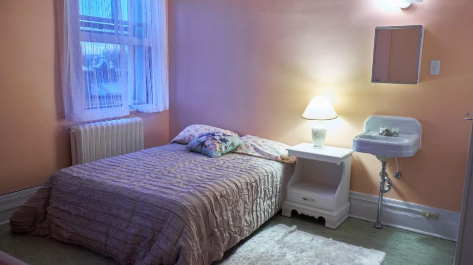 Vue d'une chambre où réside les demandeurs d'asile. (Photo : Richard Maltais)