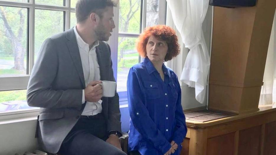 Discussion autour d'un café entre Alessandra Santopadre et Arthur Durieux, responsable du centre d'accueil Le Pont! (Photo : Alesandra Santopadre) 