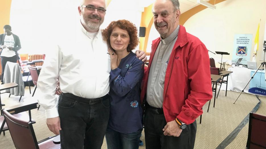 Le père Fabio Baggio, Alessandra Santopadre et Mgr Pierre Blanchard. Tout un trio! (Photo : Alesandra Santopadre) 