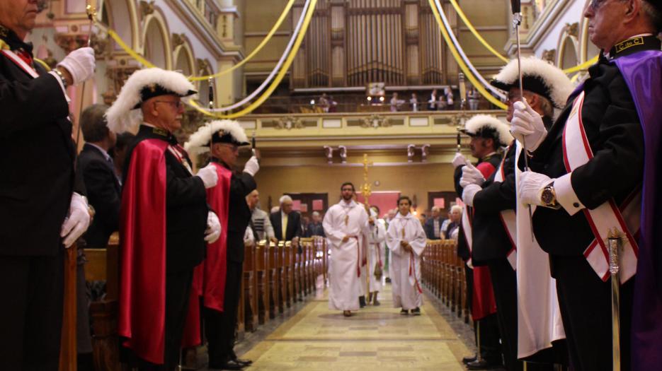 La haie d’honneur des chevaliers colomb au début de la célébration. (Photo : Isabelle de Chateauvieux) © Église catholique à Montréal