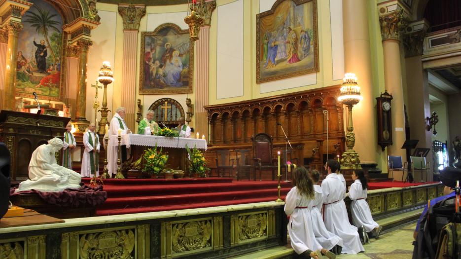 Archbishop Christian Lépine during the elevation. (Photo: Isabelle de Chateauvieux) © Catholic Archdiocese of Montreal 