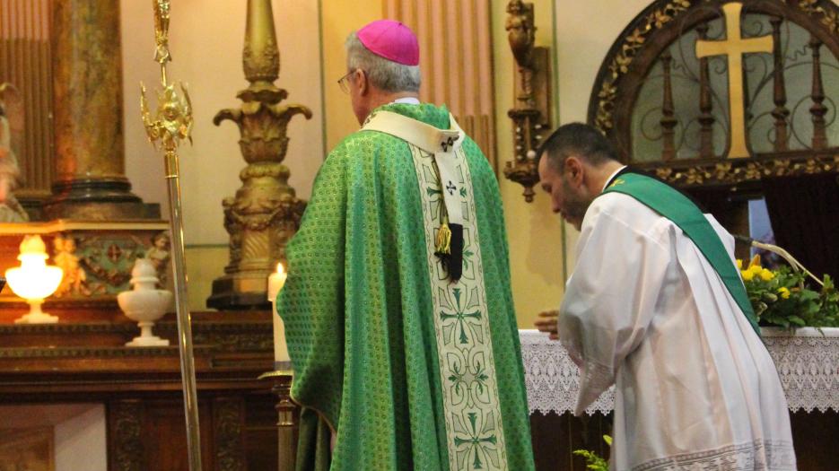 Mgr Lépine et son diacre, Benoit Thibaut. (Photo : Isabelle de Chateauvieux) © Église catholique à Montréal