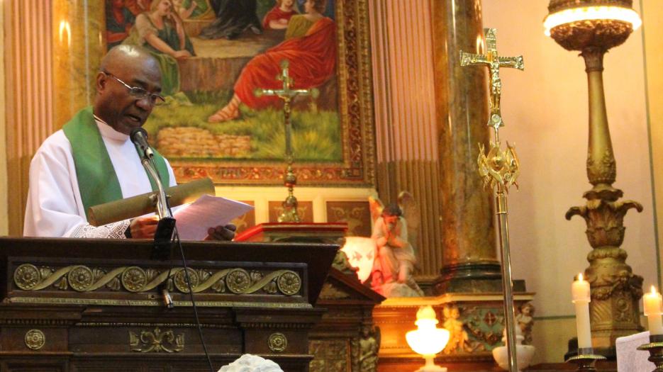 Père Ronald Legerme prêtre et curé des paroisses Saint-Pierre-Claver, Saint-Stanislas et Saint-Enfant-Jésus. (Photo : Isabelle de Chateauvieux) © Église catholique à Montréal