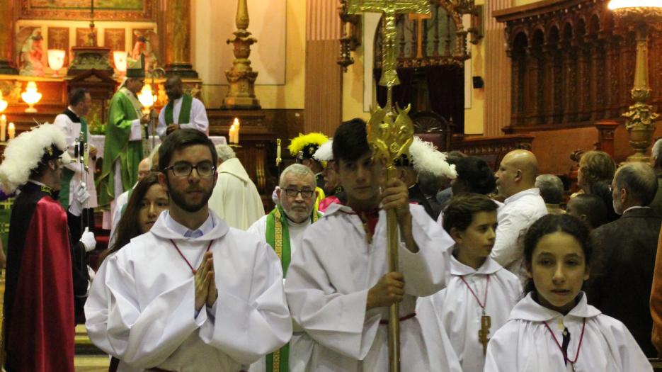 Sortie de la célébration: enfants de choeur et Jean-Baptiste Roberge, cérémoniaire de Saint Stanislas. (Photo : Isabelle de Chateauvieux) © Église catholique à Montréal