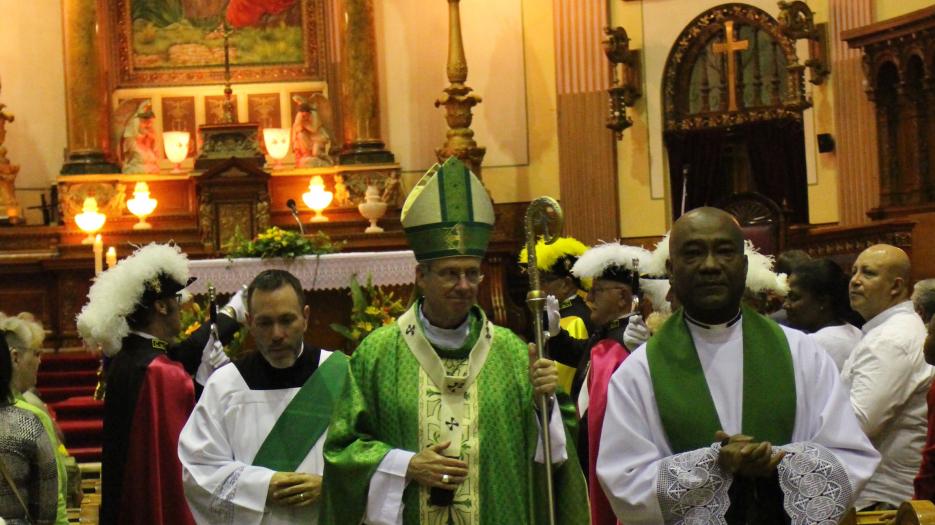 Archbishop Christian Lépine makes his way to greet the faithful ones present. (Photo: Isabelle de Chateauvieux) © Catholic Archdiocese of Montreal 