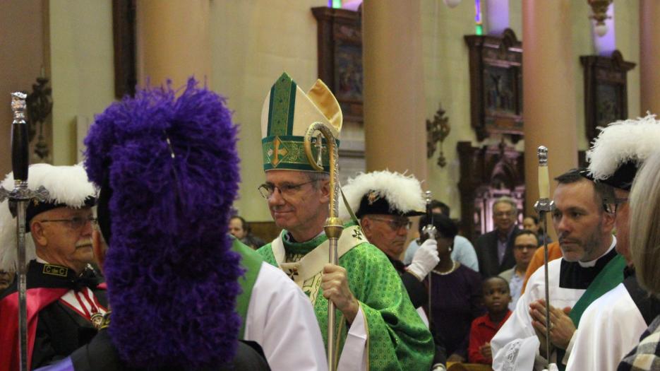 Mgr Lépine faisant son entrée dans l'église. (Photo : Isabelle de Chateauvieux) © Église catholique à Montréal