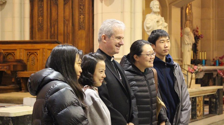 Les catéchètes à la rencontre de Mgr Lépine.