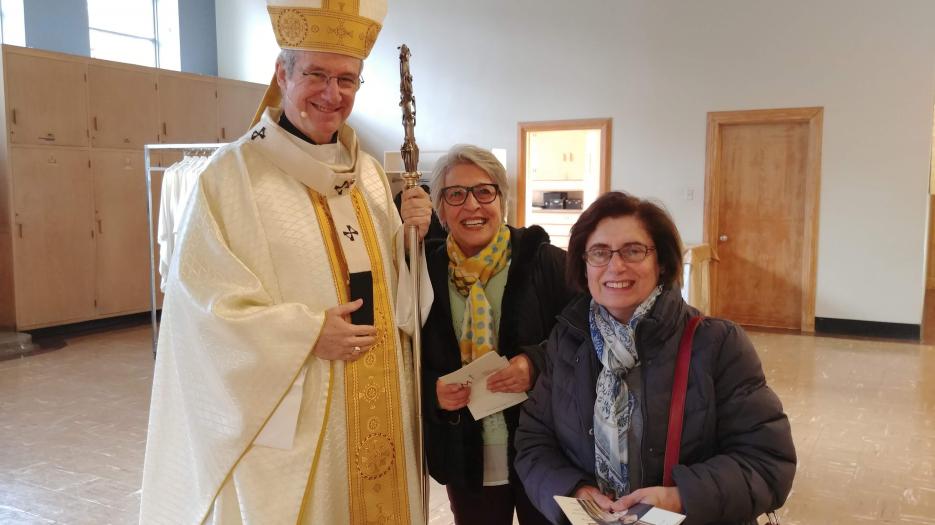 Mgr Christian Lépine, archevêque de Montréal, s'est fait intercepter dans la sacristie, juste avant la messe, par deux bienfaitrices et admiratrices!