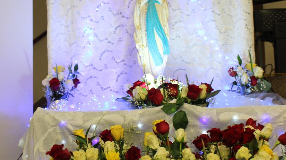 La Vierge Marie et des roses en abondance (Photo : Isabelle de Chateauvieux) - © Église catholique à Montréal
