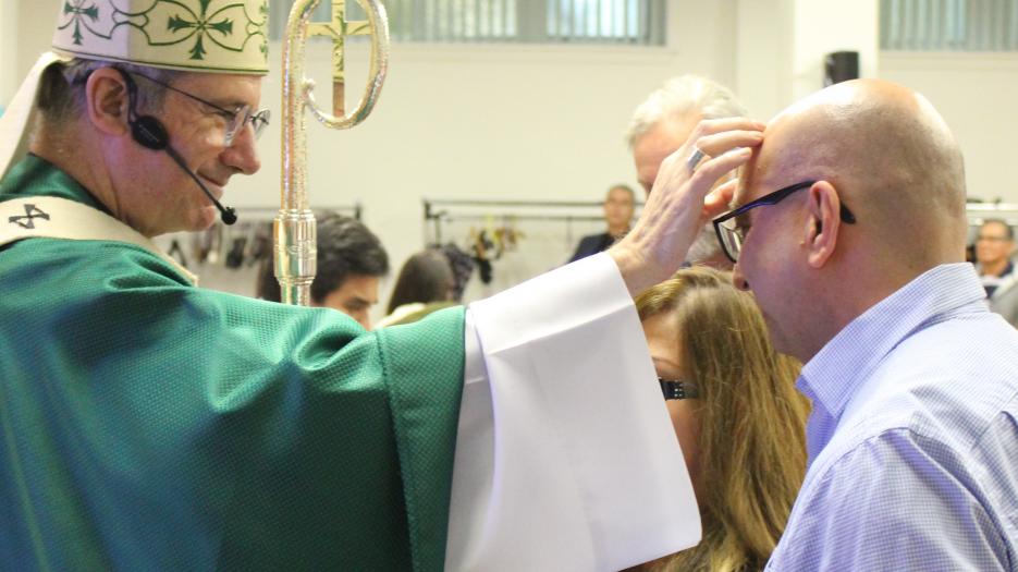 Une longue file pour recevoir la bénédiction de Mgr Lépine (Photo : Isabelle de Chateauvieux) - © Église catholique à Montréal