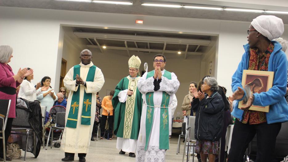 Mgr Lépine et les Pères Bilwala et Clecio (Photo : Isabelle de Chateauvieux) - © Église catholique à Montréal