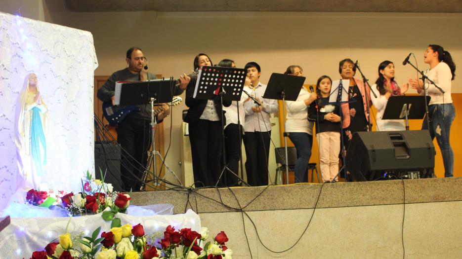 La chorale hispanophone, toutes générations confondues (Photo : Isabelle de Chateauvieux) - © Église catholique à Montréal