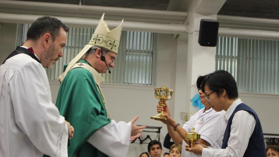 Offertoire par des bénévoles et des soeurs de la Communauté Missionnaire de l’Immaculée Conception  (Photo : Isabelle de Chateauvieux) - © Église catholique à Montréal