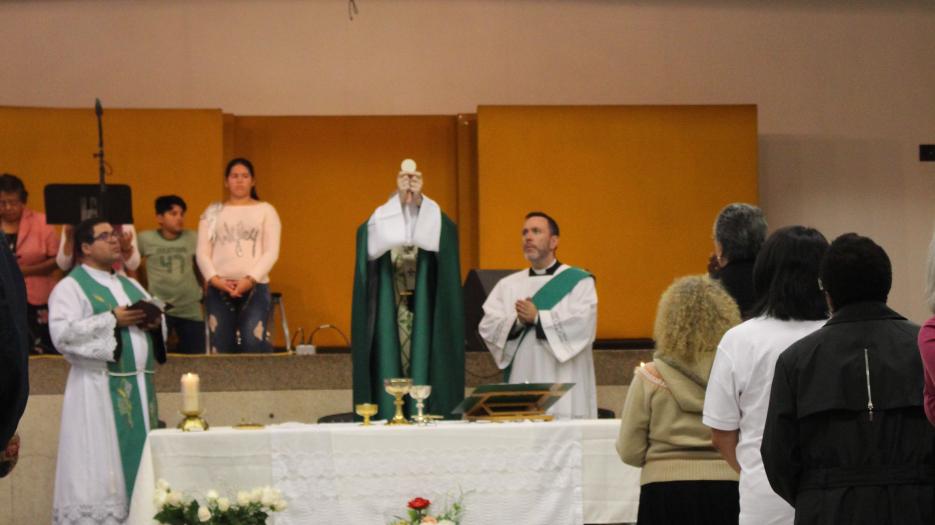 Élévation devant une assemblée recueillie (Photo : Isabelle de Chateauvieux) - © Église catholique à Montréal