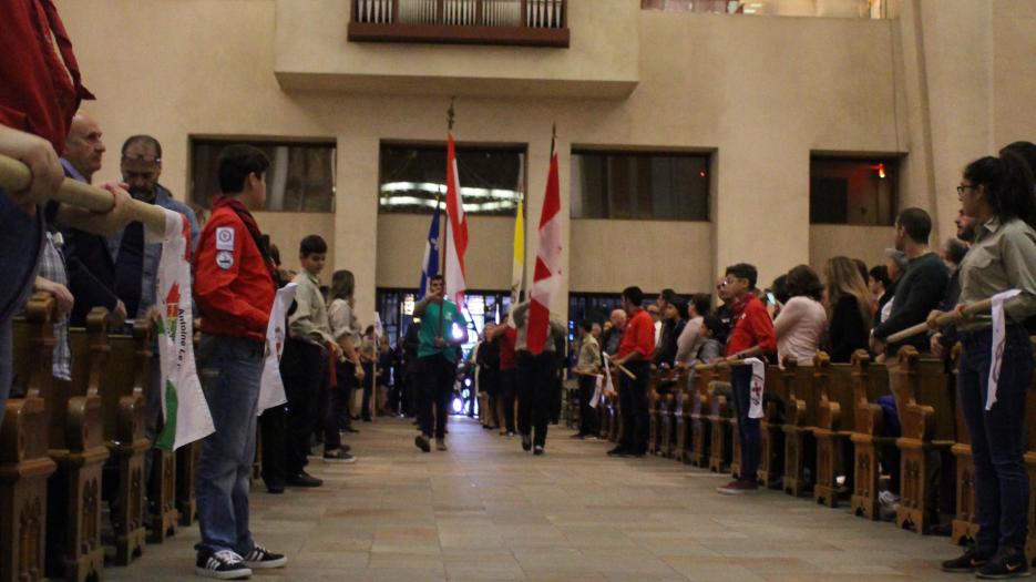 Les scouts faisant une haie d’honneur aux portes drapeaux et célébrants (Photo : Isabelle de Chateauvieux) - © Église catholique à Montréal