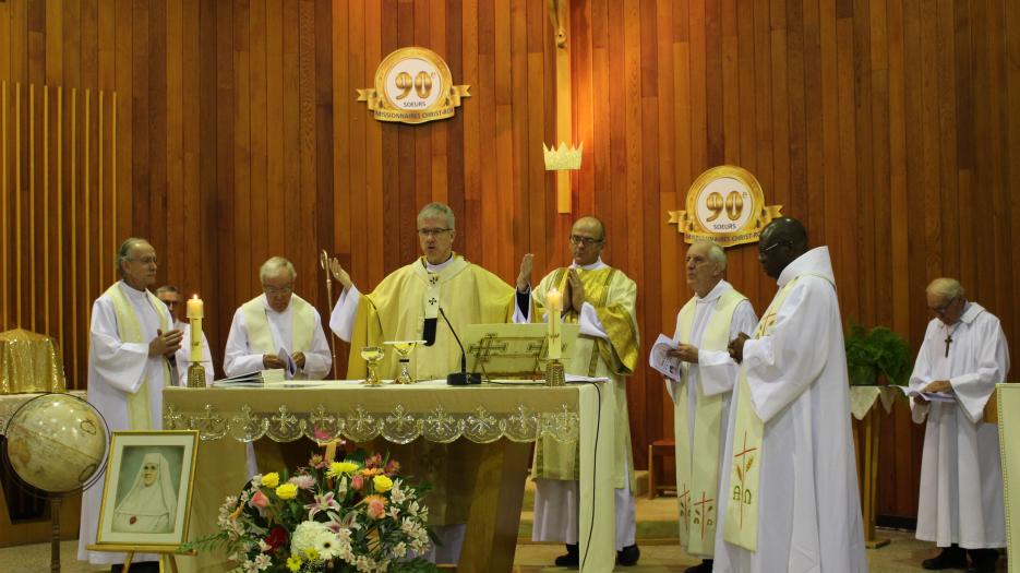 Prière Eucharistique: Mgr Lépine entouré des Pères Guy Lamoureux et Richard Brodeur des Missions Etrangères, du Père Charles Depocas curé de Saint Maxime, du Père François Kibwenge et de l’Abbé Donat Mbulumba de l’Ontario et du Alain Normand, diacre.