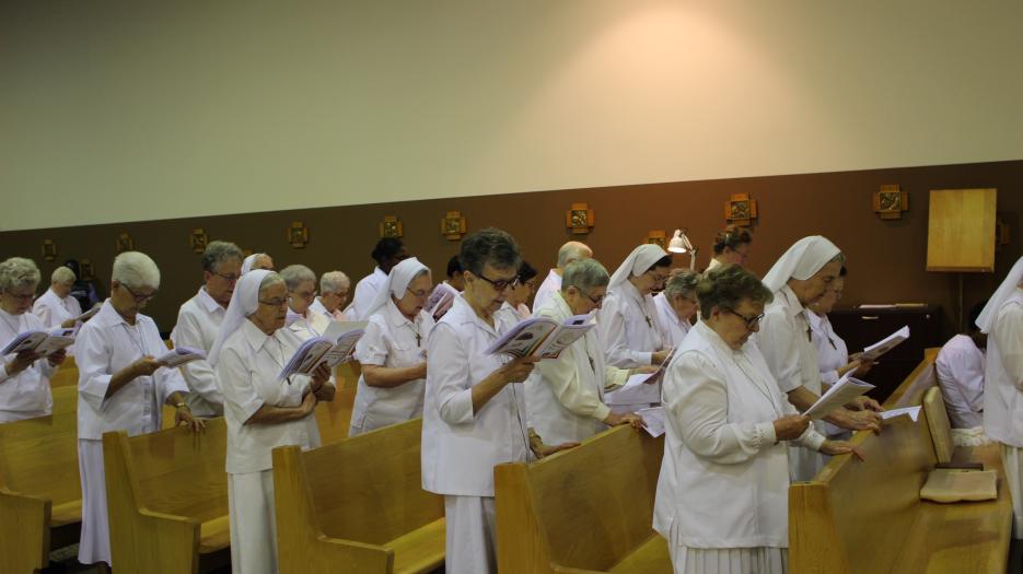 The sisters singing the sanctus in Japanese