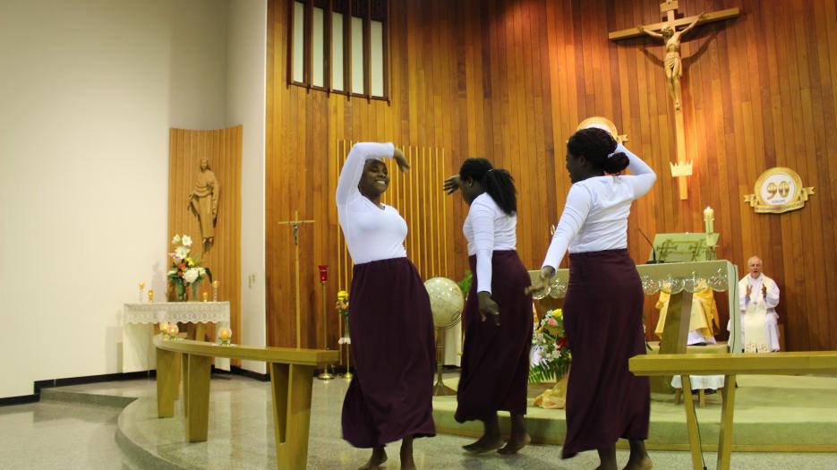 Danse pour conclure la célébration par des jeunes femmes d’Amitié Jeunesse de la paroisse Saint Vital.