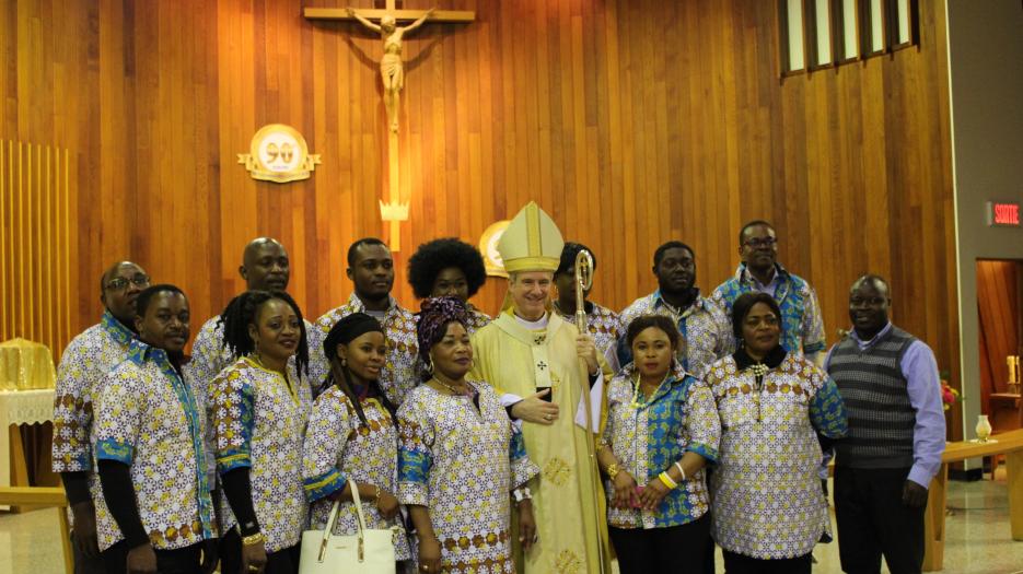 Mgr Lépine et la chorale Boboto