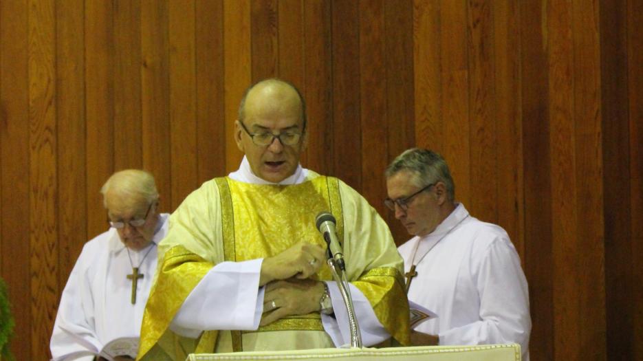 Le Diacre permanent Alain NORMAND proclamant l’Evangile