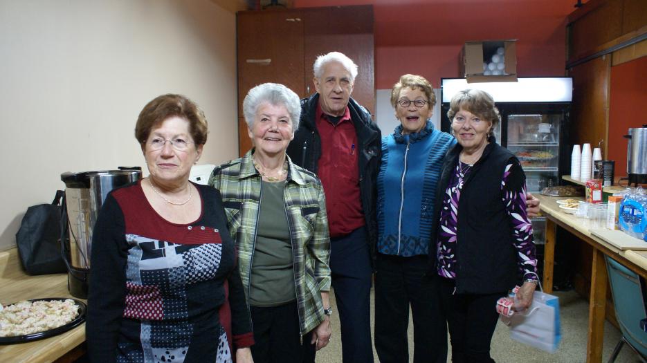 L’équipe dynamique du buffet. Dans l’ordre habituel : Yolande Lussier, Normand Charbonneau, Lorette Lapointe, Monique Rainville, Jacqueline. (Photo : Brigitte Bédard)