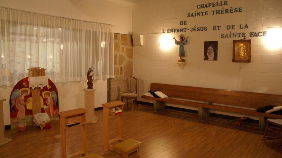 The Chapel of Eucharistic Adoration was set up with limited resources in 2015. It offers a warm space, despite the fact that the walls and the ceiling are not closed. Nevertheless, says Christiane Gagnon, the parishioners come here to worship, and even if the walls are not closed, even if we do not have a ceiling that would reduce noises better, it is thanks to this small chapel that our parish has regained life. I have regained my life! (Photo : Brigitte Bédard)