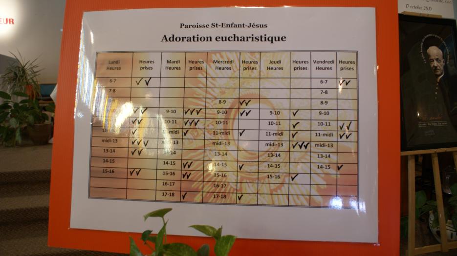 Tableau des présences pour l’adoration eucharistique. (Photo : Brigitte Bédard)