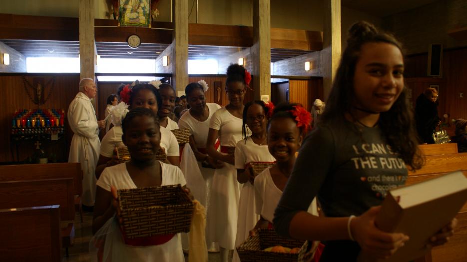 Les jeunes filles se préparent à la procession d’entrée, tout sourire! (Photo : Brigitte Bédard)