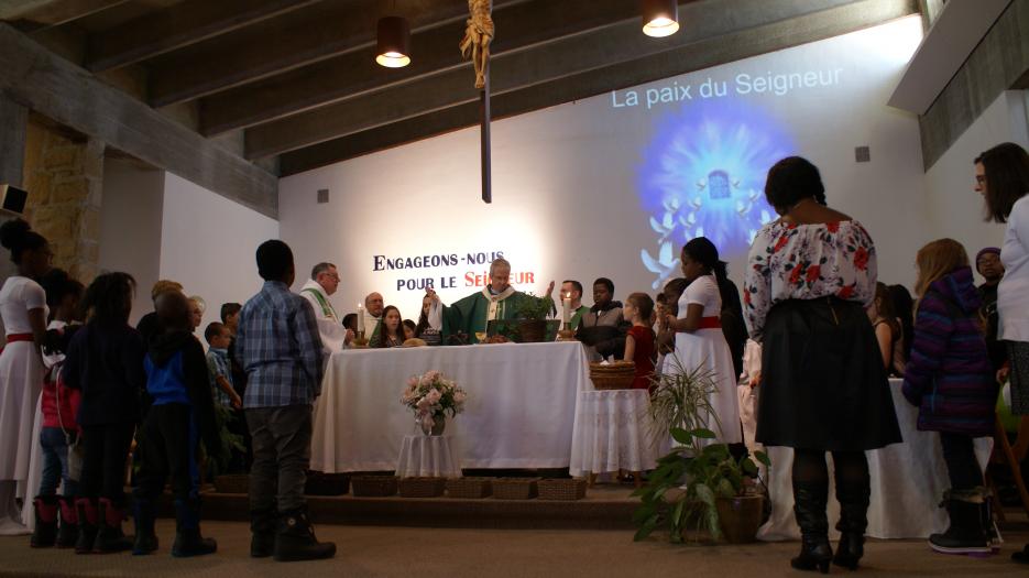 Most Rev. Christian Lépine with all the children. (Photo : Brigitte Bédard)