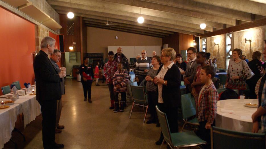 Bénédiction de Mgr Lépine pour le dîner partage en son honneur. (Photo : Brigitte Bédard)