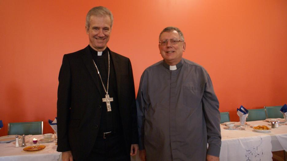 Most Rev. Christian Lépine, Archbishop of Montreal, visiting Father Guy Simard, OMV, in Saint-Enfant-Jésus parish in Pointe-aux-Trembles, in Saint-Marcel church (2nd place of worship). (Photo : Brigitte Bédard)