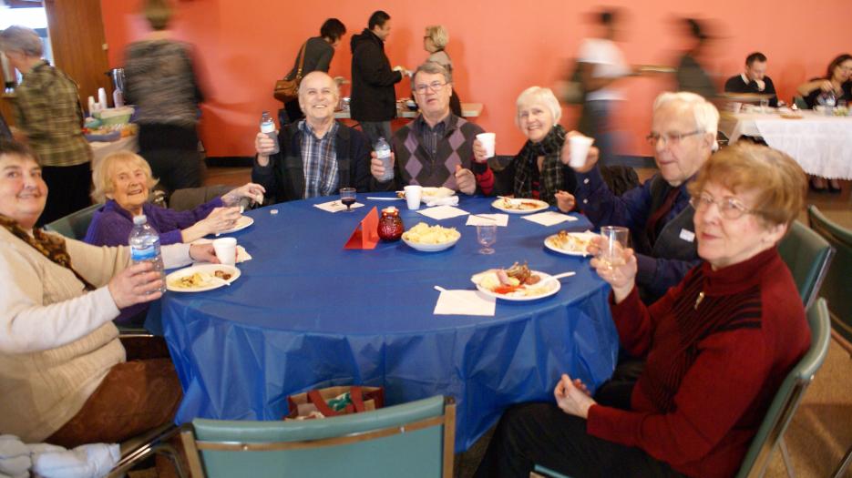 Enjoy your meal and cheers! (Photo : Brigitte Bédard)