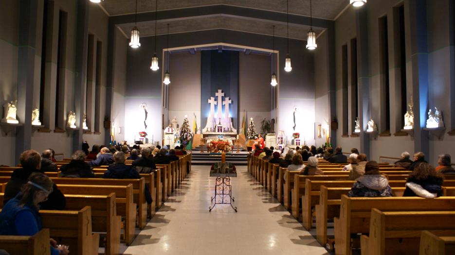 Église Notre-Dame-Porte-de-l’Aurore, avec ses trois croix dans le chœur qui représentent les trois croix de la Colline des Croix à Vilnius, capitale de la Lithuanie, qui étaient détruites le jour par le gouvernement communiste (1940-1990), mais toujours reconstruites, la nuit, par les habitants, au risque de leur vie. 