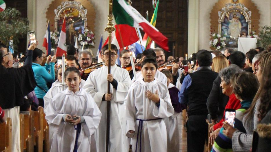 Procession. (Photo: Isabelle de Chateauvieux)