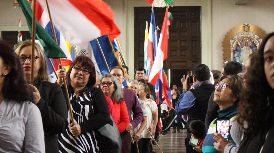 Flag-bearers. (Photo: Isabelle de Chateauvieux)