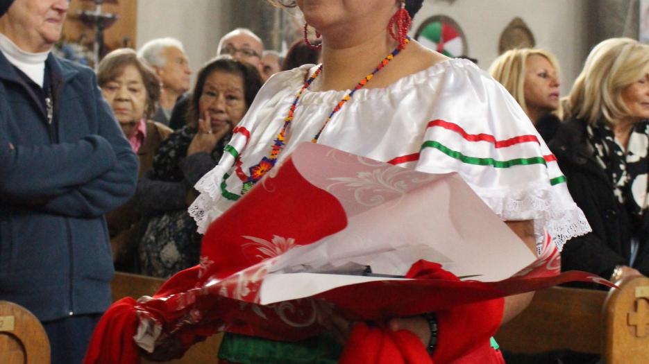 Procession des fidèles en habits traditionnels. (Photo : Isabelle de Chateauvieux)