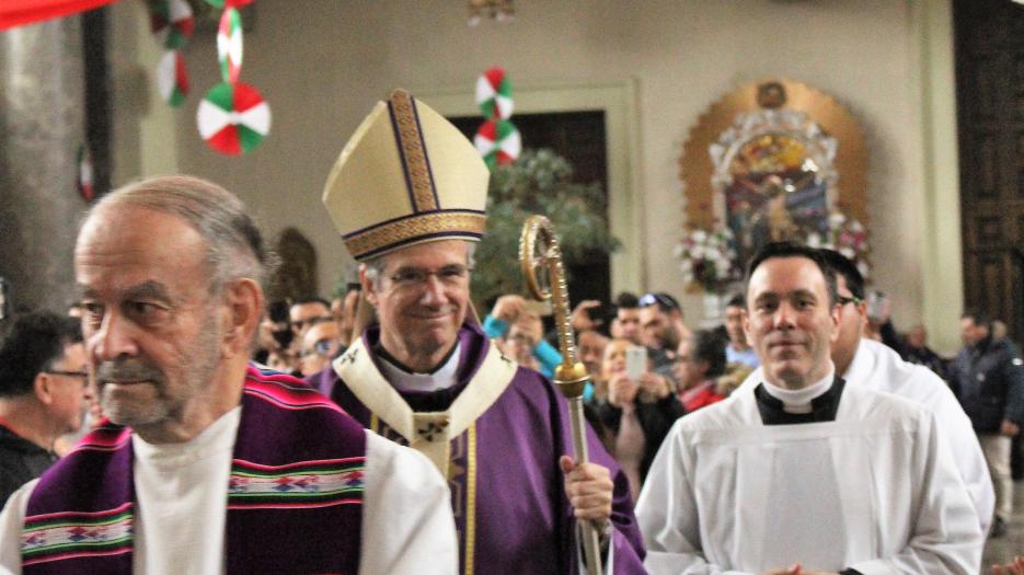 Mgr Christian Lépine dans la procession d'entrée. (Photo : Isabelle de Chateauvieux)