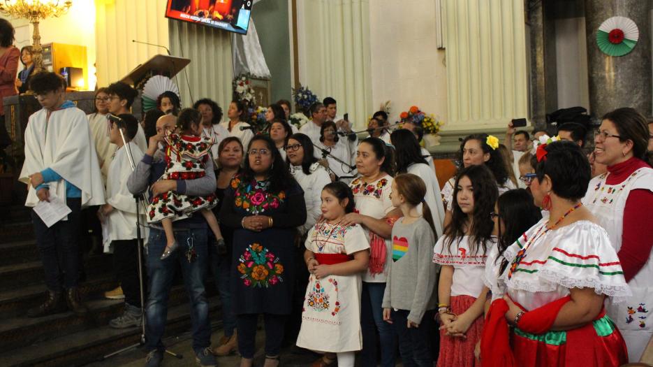 Blessing of the cultural groups. (Photo: Isabelle de Chateauvieux)