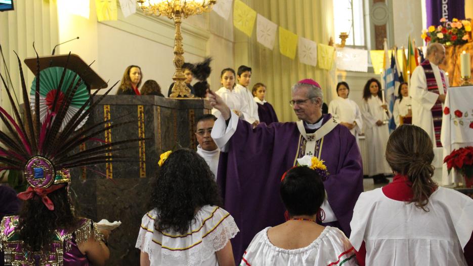 Blessing of the cultural groups. (Photo: Isabelle de Chateauvieux)