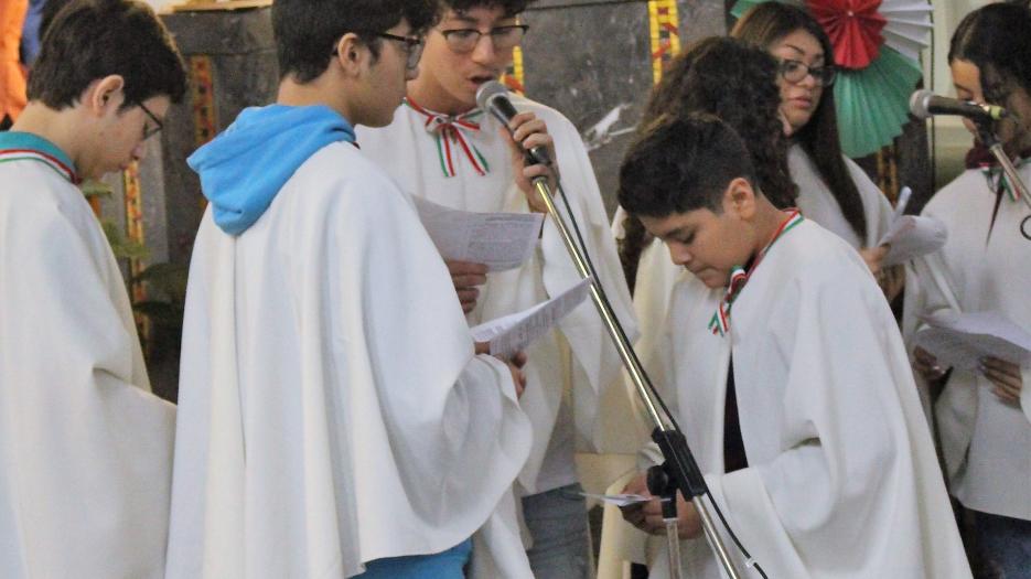 Brandon Caceres, de la chorale Aurora, chantant en solo durant la communion. (Photo : Isabelle de Chateauvieux)